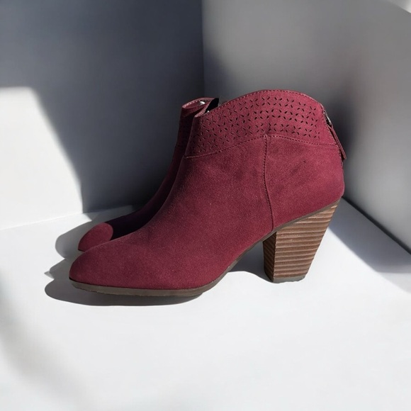 🌻NEW Violet & Red "Jackson" Burgundy Lazer Cut Topline Ankle Boots Size 7.5 - Picture 1 of 10